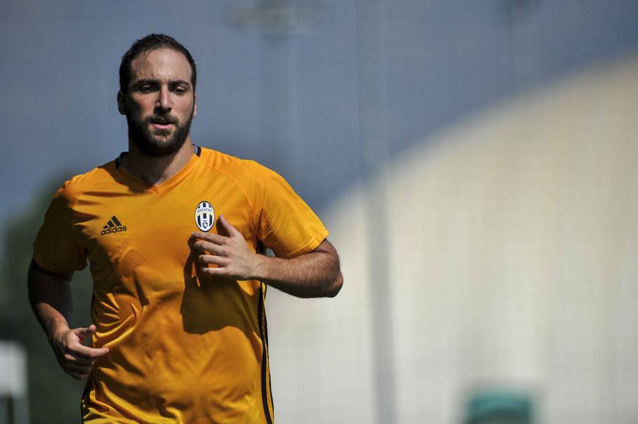 Un primo piano del Pipita con la maglia gialla da allenamento della Juventus